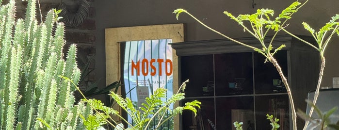 Mostovoi Panaderia y Cafeteria is one of Postres.