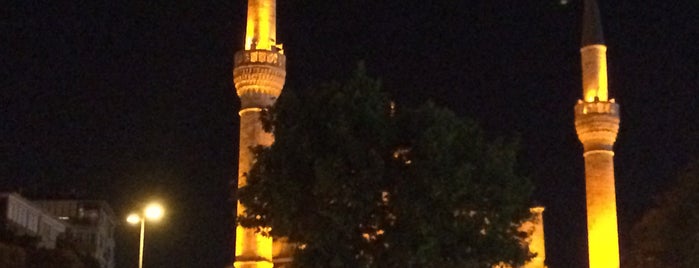 Mihrimah-Sultan-Moschee is one of Orte, die Mrt gefallen.