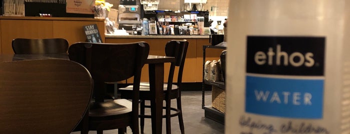 Starbucks is one of Fernandoさんのお気に入りスポット.