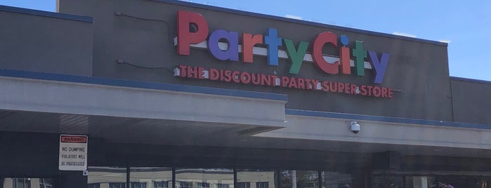 Party City is one of Sandyさんのお気に入りスポット.