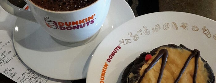 Dunkin' is one of Lieux qui ont plu à Charles.