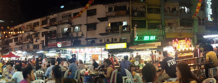 Jalan Alor is one of Lieux qui ont plu à Charles.