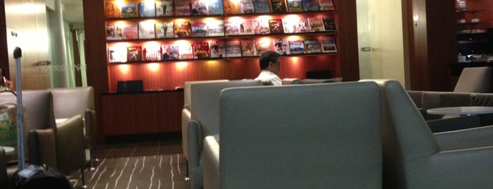 Qantas Business Lounge is one of Daveさんのお気に入りスポット.