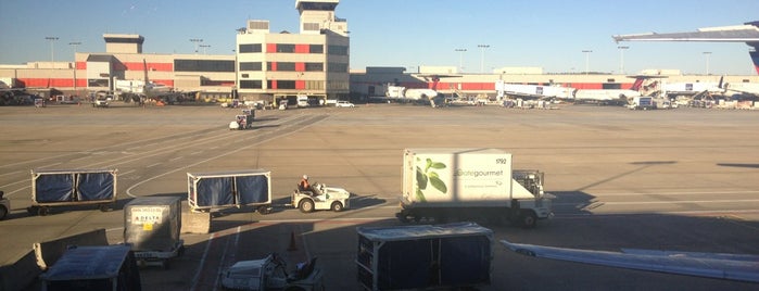 Concourse B is one of Lieux qui ont plu à John.