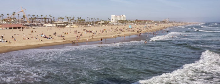 Huntington Beach City Beach is one of Orte, die William gefallen.