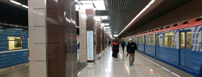metro Khovrino is one of สถานที่ที่ İsmail ถูกใจ.