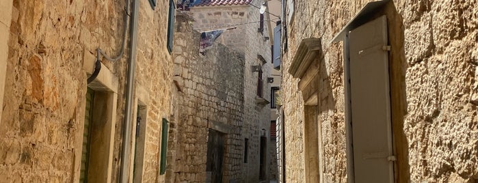 Stari Grad is one of Lugares favoritos de Yaron.