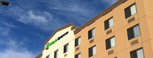 Holiday Inn Express & Suites is one of Gail : понравившиеся места.