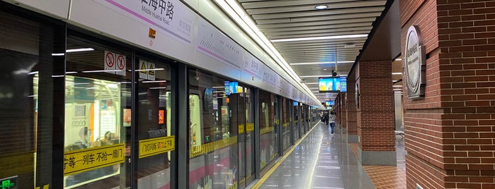 Middle Huaihai Road Metro Station is one of leon师傅'ın Beğendiği Mekanlar.