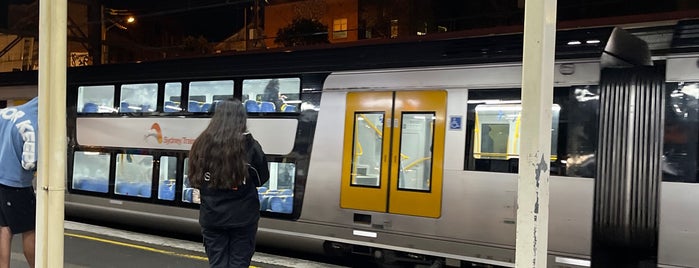 Platforms 4 & 5 is one of Sydney Trains (K to T).