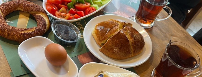 Tarihi Beşçeşmeler Simit Fırını is one of İstanbul Food.