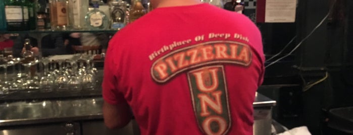 Uno Pizzeria & Grill - Chicago is one of Lieux qui ont plu à Luis.