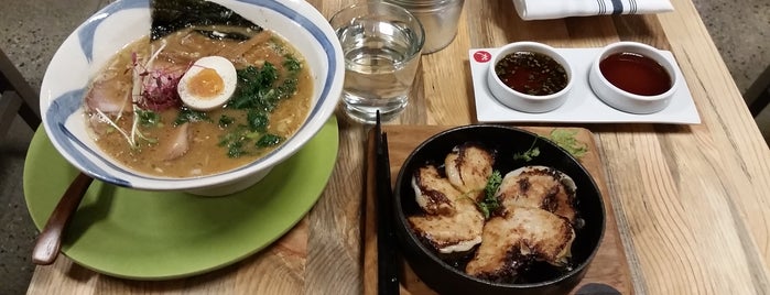 Gyoza Bar + Ramen is one of Tempat yang Disukai Mike.