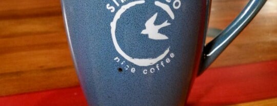 Simpatico Coffee World Headquarters is one of สถานที่ที่ LAXgirl ถูกใจ.