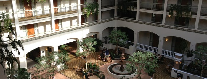 Embassy Suites by Hilton is one of Orte, die Delyn gefallen.
