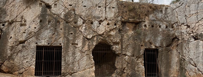 Prison of Socrates is one of βολτες κοντινες.