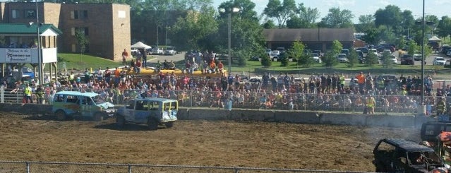 Carver County Fair is one of Lugares favoritos de TJ.