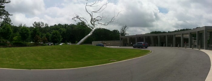 "Stainless Steel Tree" by Roxy Paine is one of Tempat yang Disukai Nate.