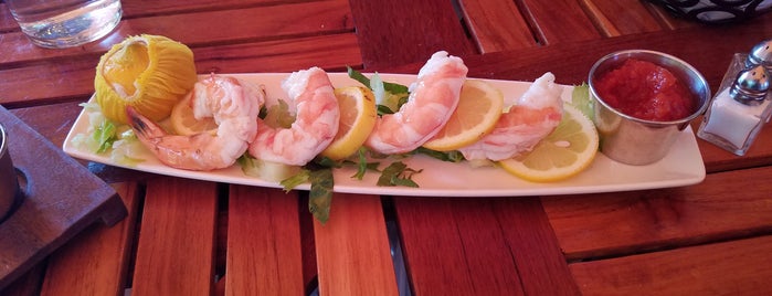 Cuzin's Seafood Clam Bar is one of Lugares favoritos de Tina.
