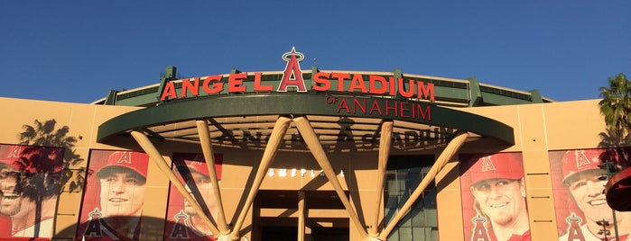 Angel Stadium of Anaheim is one of Locais curtidos por Jesus.