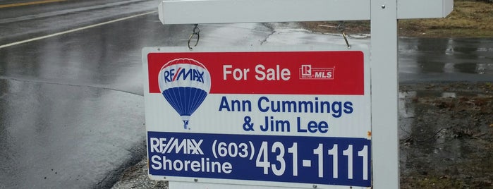 RE/MAX Shoreline is one of Tempat yang Disukai Jim.