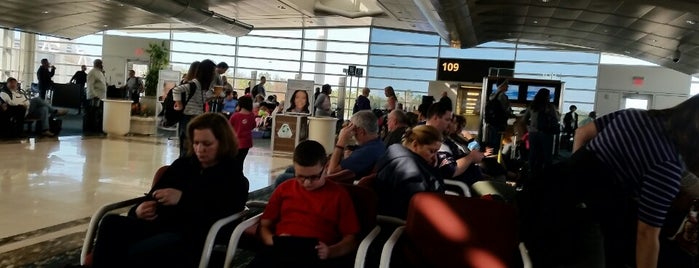 Bandar Udara Internasional Orlando (MCO) is one of Tempat yang Disukai Jim.