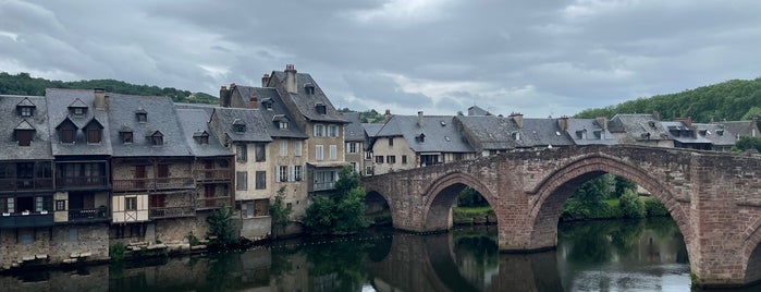 Le Pont vieux is one of Les chemins de Compostelle.