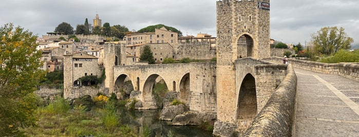 Pont de Besalú is one of El Descanso del Guerrero (Vacaciones).