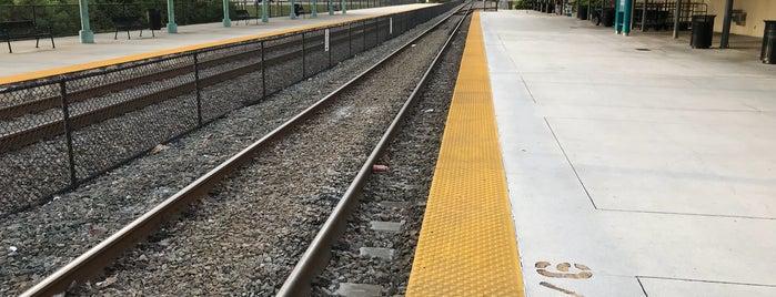 Amtrak Fort Lauderdale is one of สถานที่ที่ Meredith ถูกใจ.