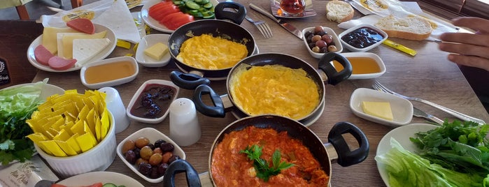 Altın Kürek Cafe & Bistro 👑 SÖĞÜT Nargile 👑 is one of Posti che sono piaciuti a Berk.