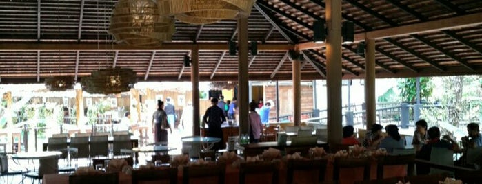Inthanon Restaurant is one of Tempat yang Disukai sobthana.