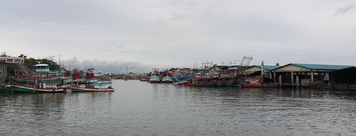 Laem Cha-Reon Seafood is one of Lugares favoritos de sobthana.