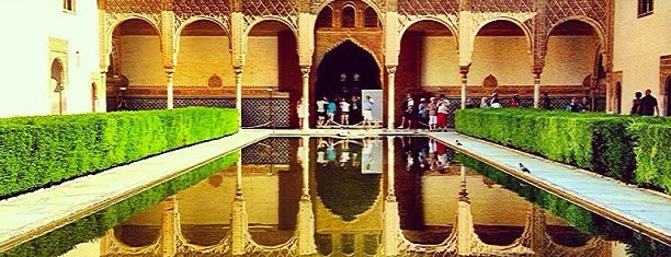 La Alhambra y el Generalife is one of Tempat yang Disukai Erkan.