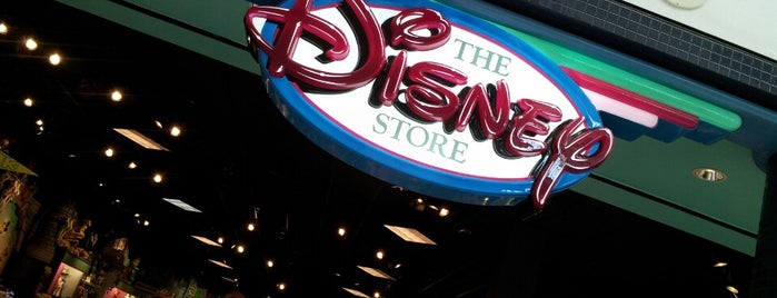 Disney store is one of Lieux qui ont plu à Rebecca.