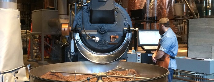 Starbucks Reserve Roastery is one of Lieux qui ont plu à Ozge.