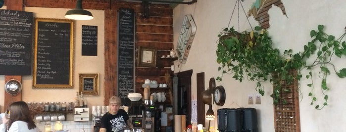 Finch’s Tea & Coffee House is one of สถานที่ที่ Ozge ถูกใจ.