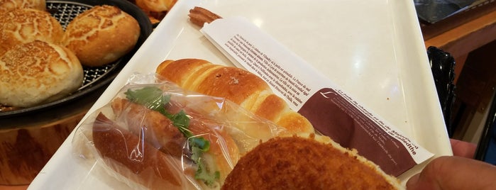 スペイン石窯パン酵母 はちの子 下馬店 is one of 美味しいパン屋さん.