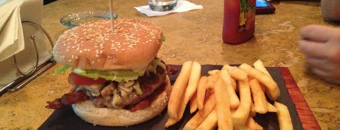 The Pitt Bar and Grill is one of Las mejores Hamburguesas en Vallarta.