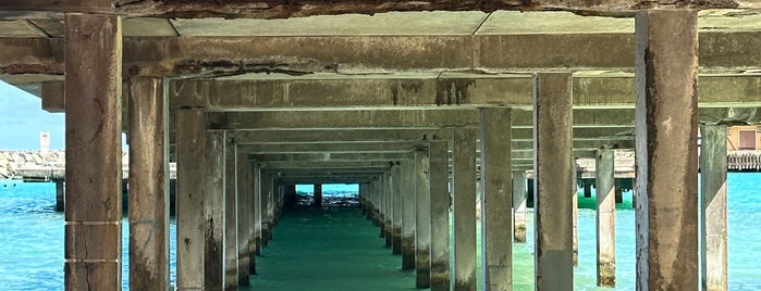 Makai Pier is one of Oahu / Hawaii / USA.