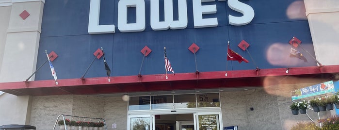 Lowe's is one of Lugares favoritos de Beth.
