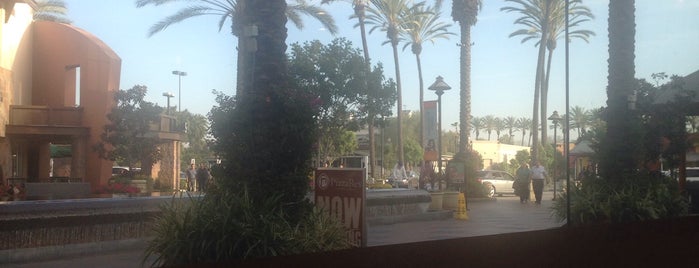 Long Beach Town Center Promenade is one of Lieux qui ont plu à Jacque.