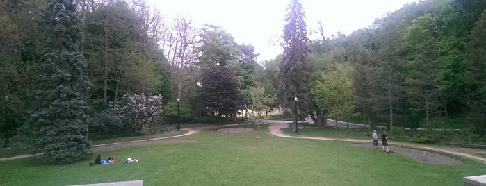 Alexander Muir Memorial Gardens is one of Lugares favoritos de GK.