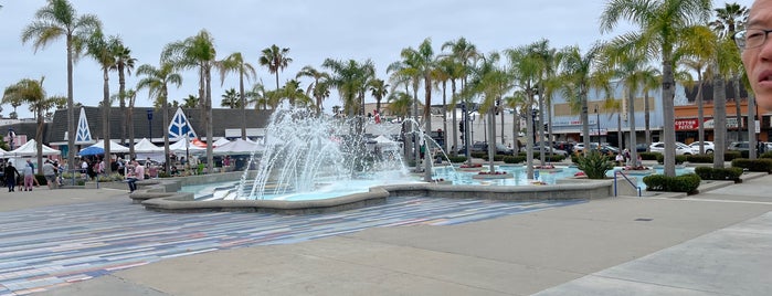 Oceanside Public Library - Civic Center is one of Johnさんのお気に入りスポット.