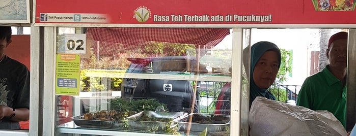 Nasi Pecel Dharmahusada Indah is one of Culinary of Surabaya.