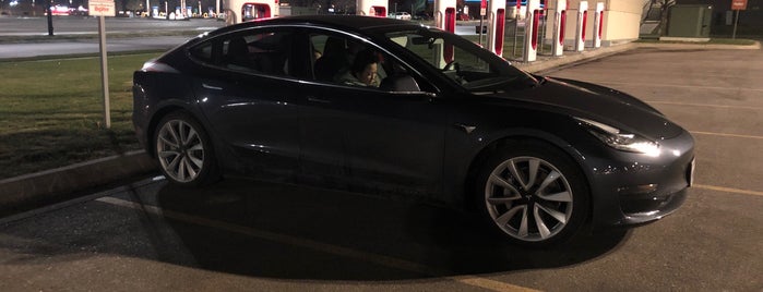 Tesla Supercharger is one of Tempat yang Disukai Wally.