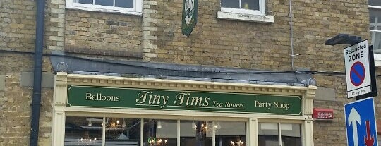 Tiny Tim's Tea Room is one of Orte, die Lewis gefallen.