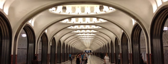 Метро Маяковская is one of Московское метро.