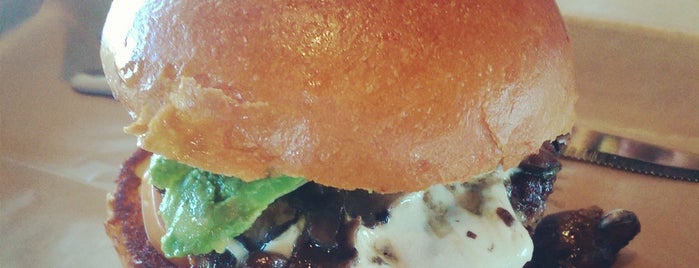 Hopdoddy Burger Bar is one of Lugares favoritos de Divya.