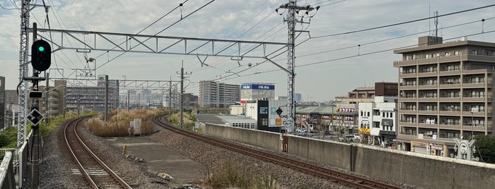 Misato Station is one of 都道府県境駅(JR).