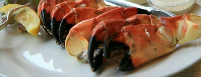 Billy's Stone Crab & Seafood is one of สถานที่ที่ Elena ถูกใจ.